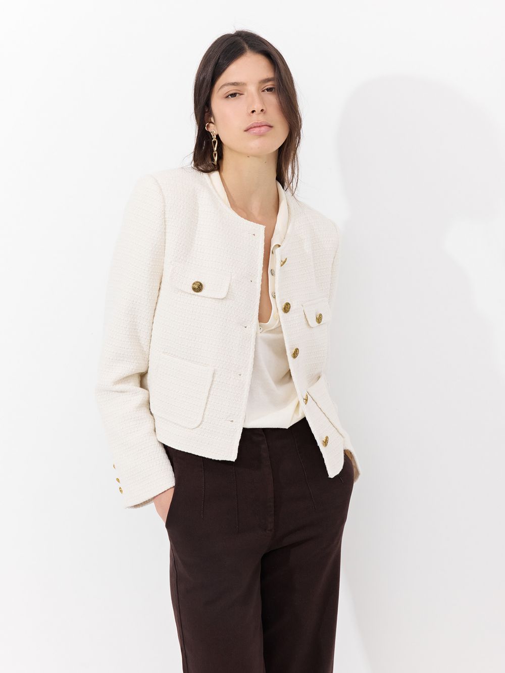 ג’קט עם כפתורים זהובים