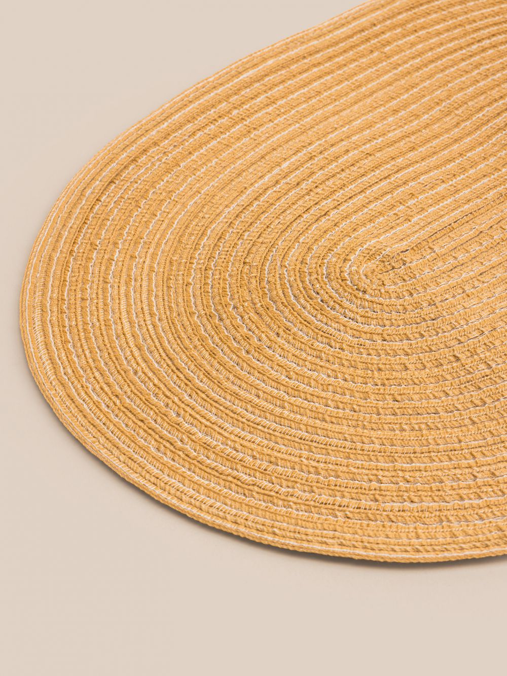 פלייסמנט אובלי במראה קש