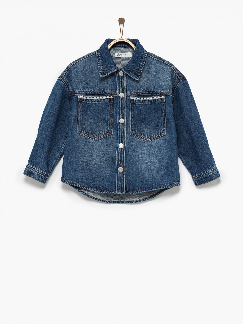 מכופתרת ג׳ינס