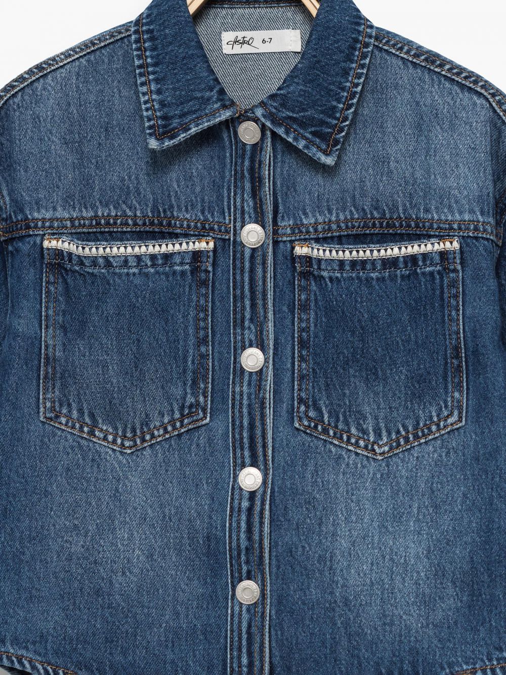 מכופתרת ג׳ינס