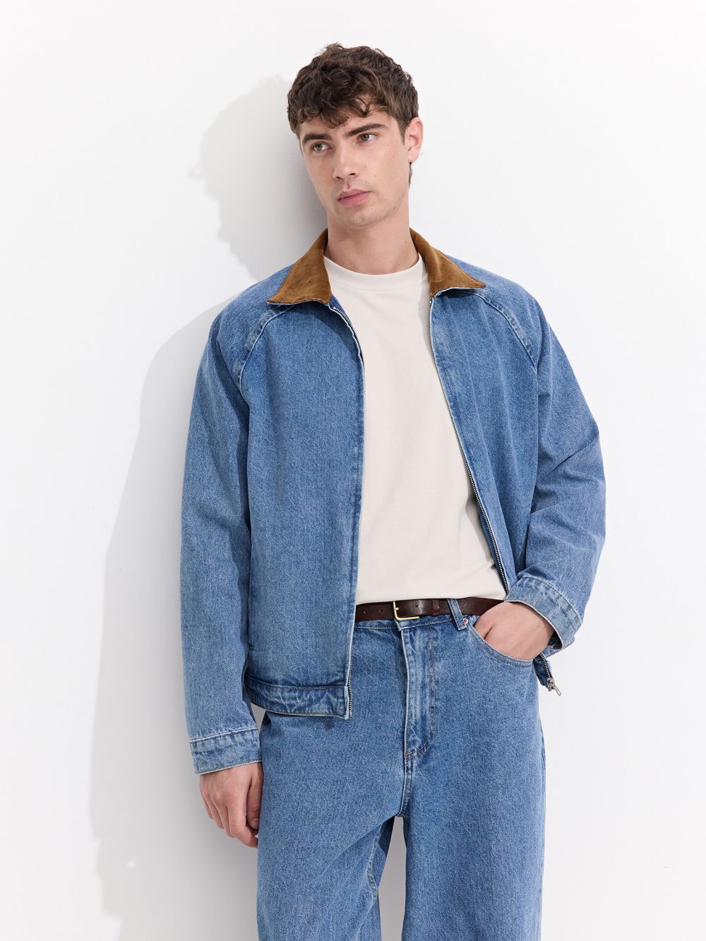 ז׳קט ג׳ינס עם צווארון