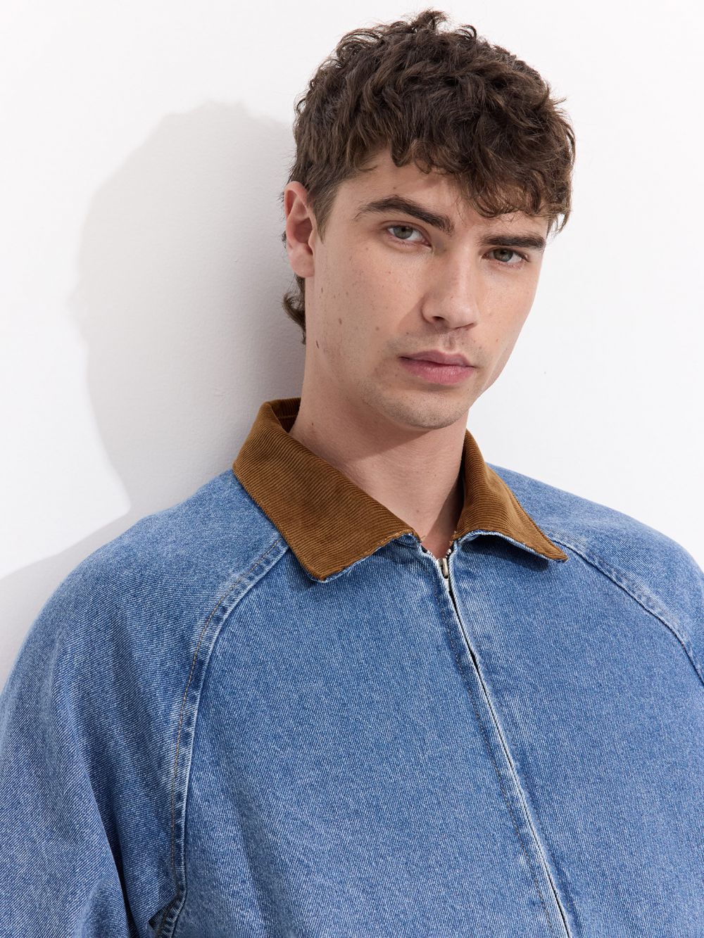 ז׳קט ג׳ינס עם צווארון