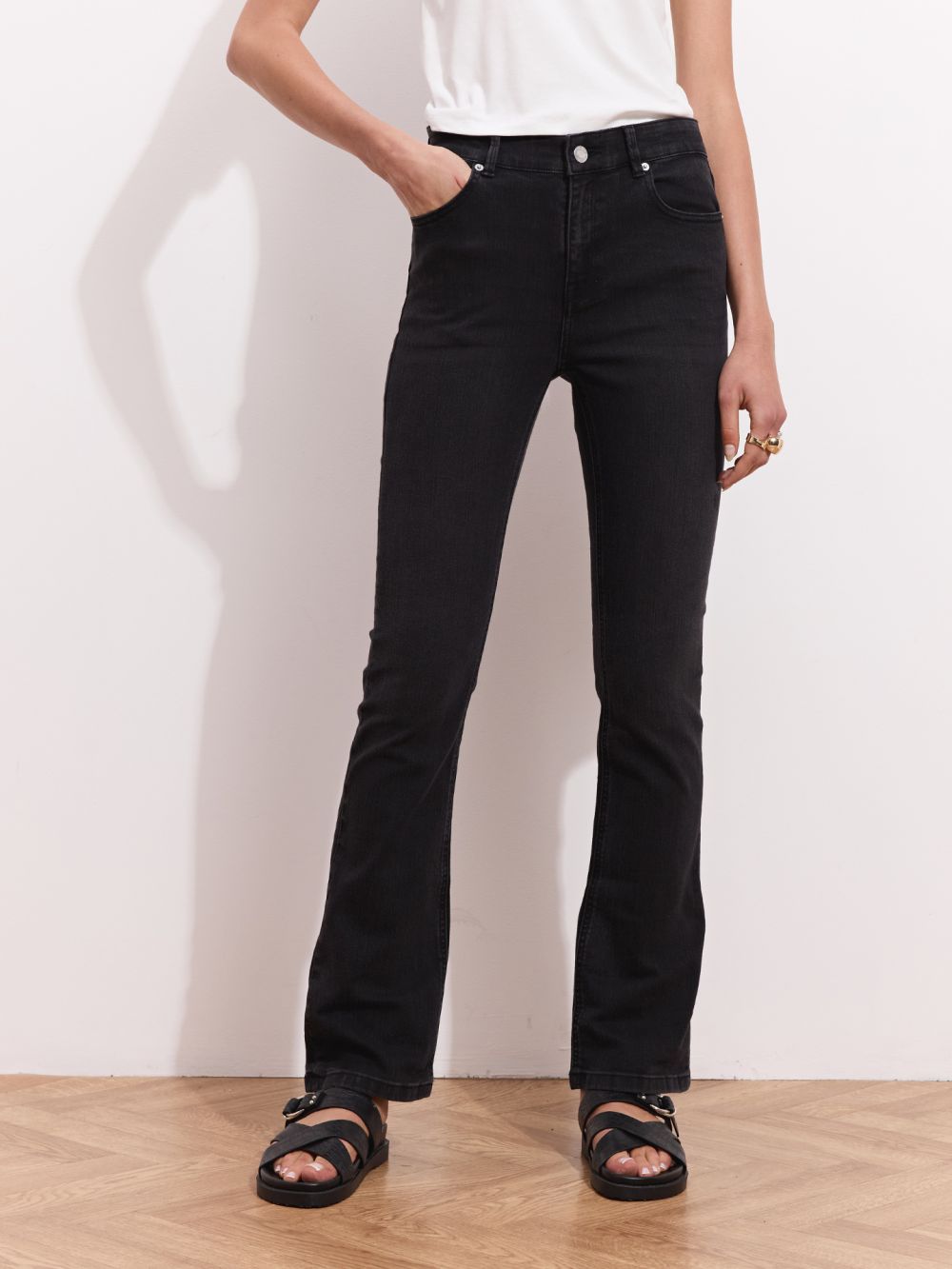 ג׳ינס בגזרת MID RISE BOOTCUT