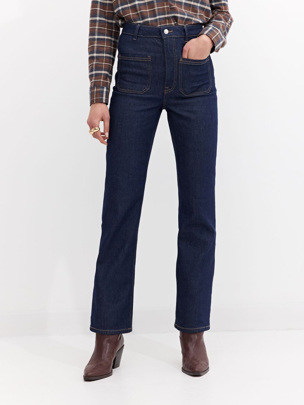 ג׳ינס בגזרת BOOTCUT עם כיסי פאטץ׳ קדמיים