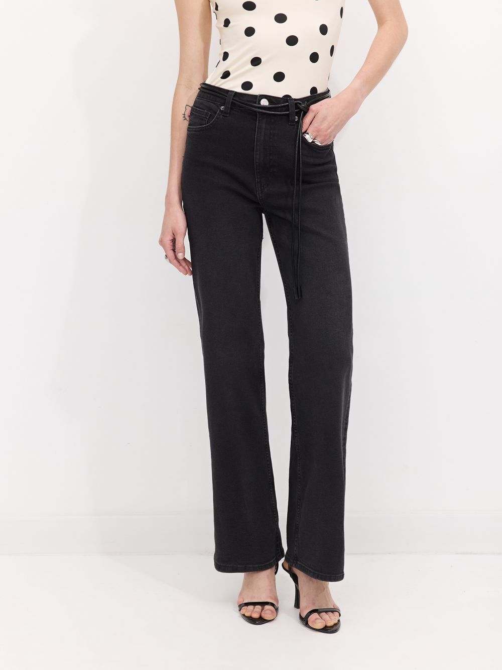 ג׳ינס bootcut וחגורת קשירה