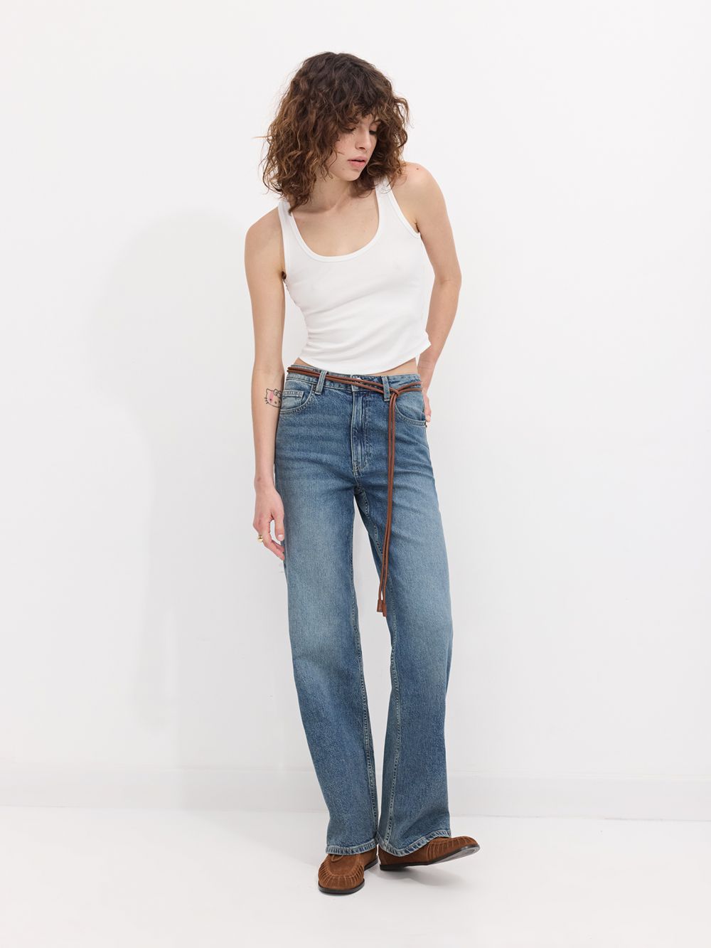 ג’ינס BOOTCUT עם חגורת קשירה