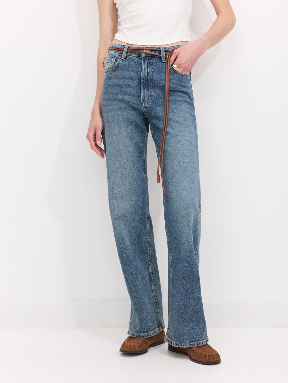 ג’ינס BOOTCUT עם חגורת קשירה