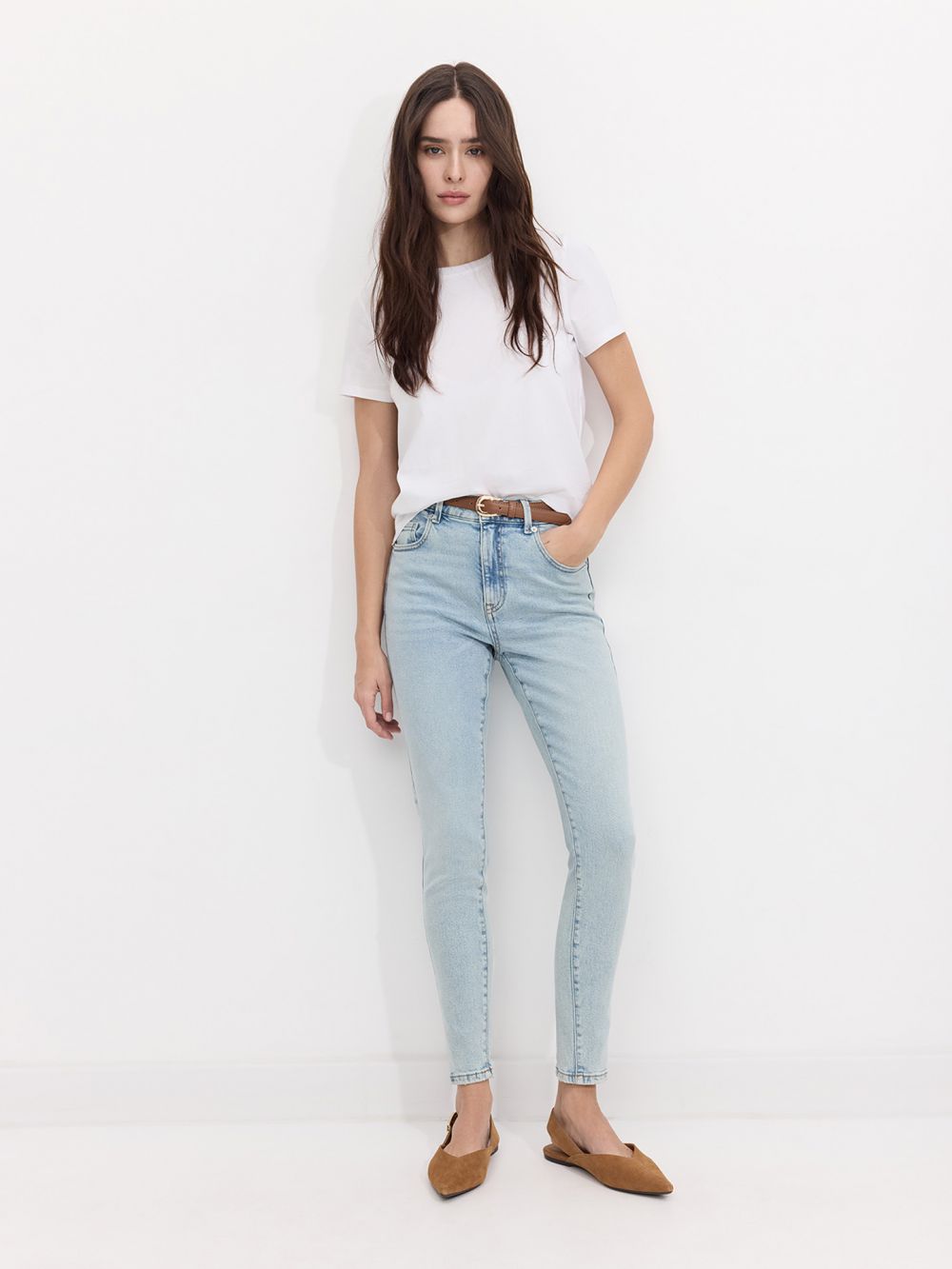 ג׳ינס SKINNY בגזרה גבוהה עם חגורה.