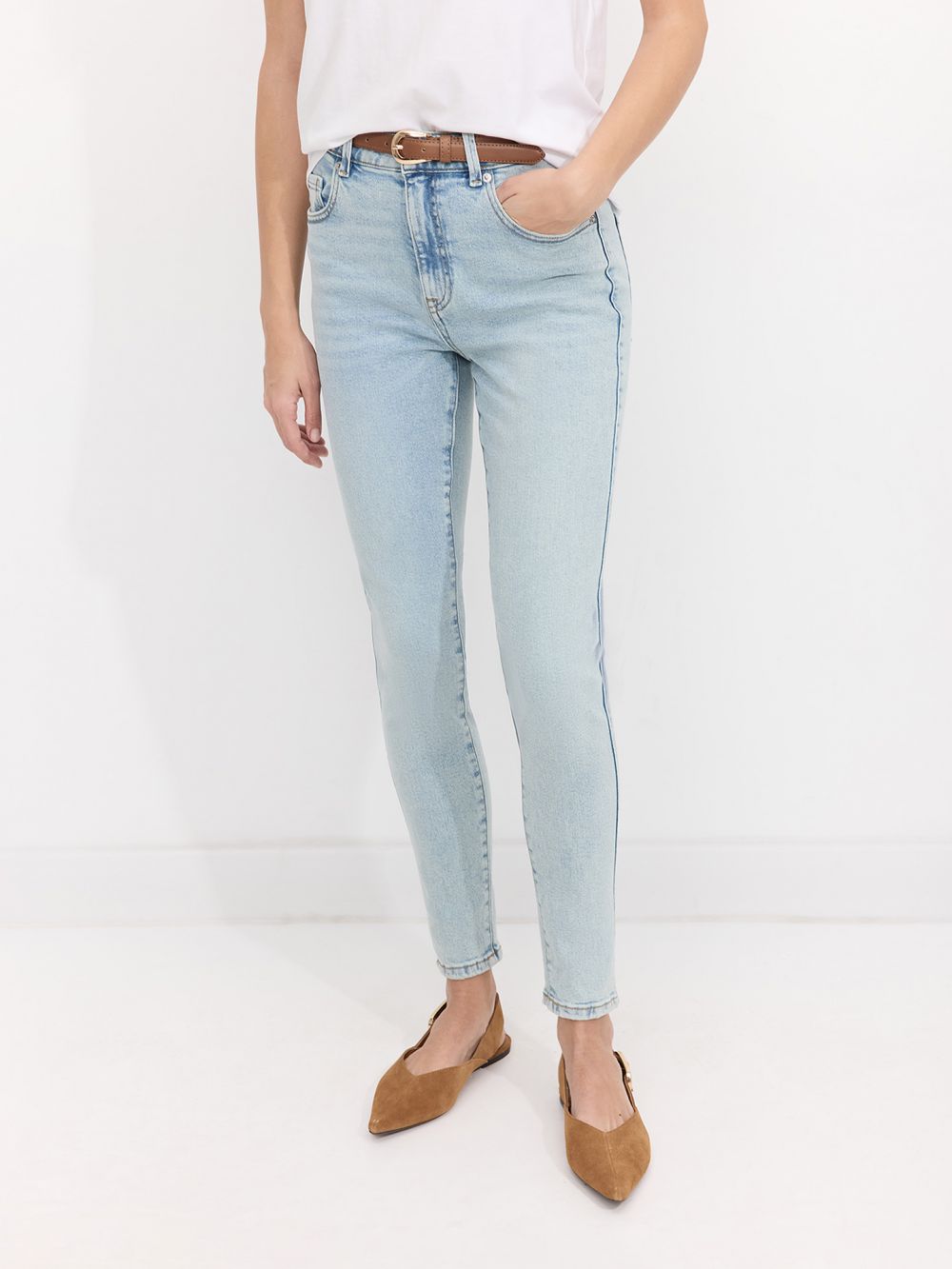 ג׳ינס SKINNY בגזרה גבוהה עם חגורה.