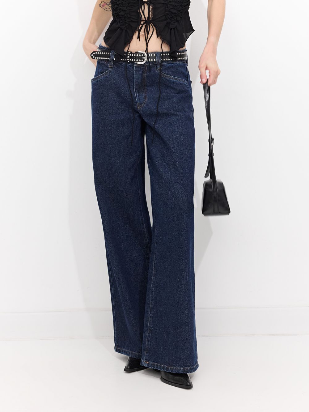 ג’ינס בגזרת WIDE-LEG