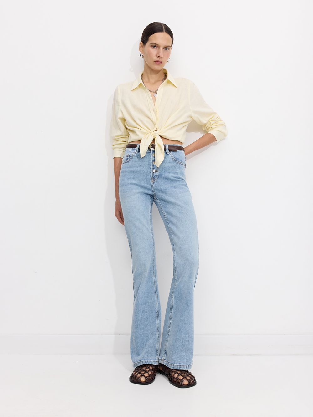 ג׳ינס כפתורים בגזרת FLARE