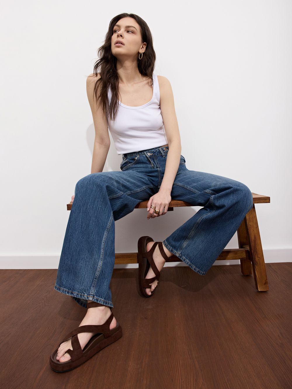 ג׳ינס עם WIDE-LEG עם סגירה אלכסונית