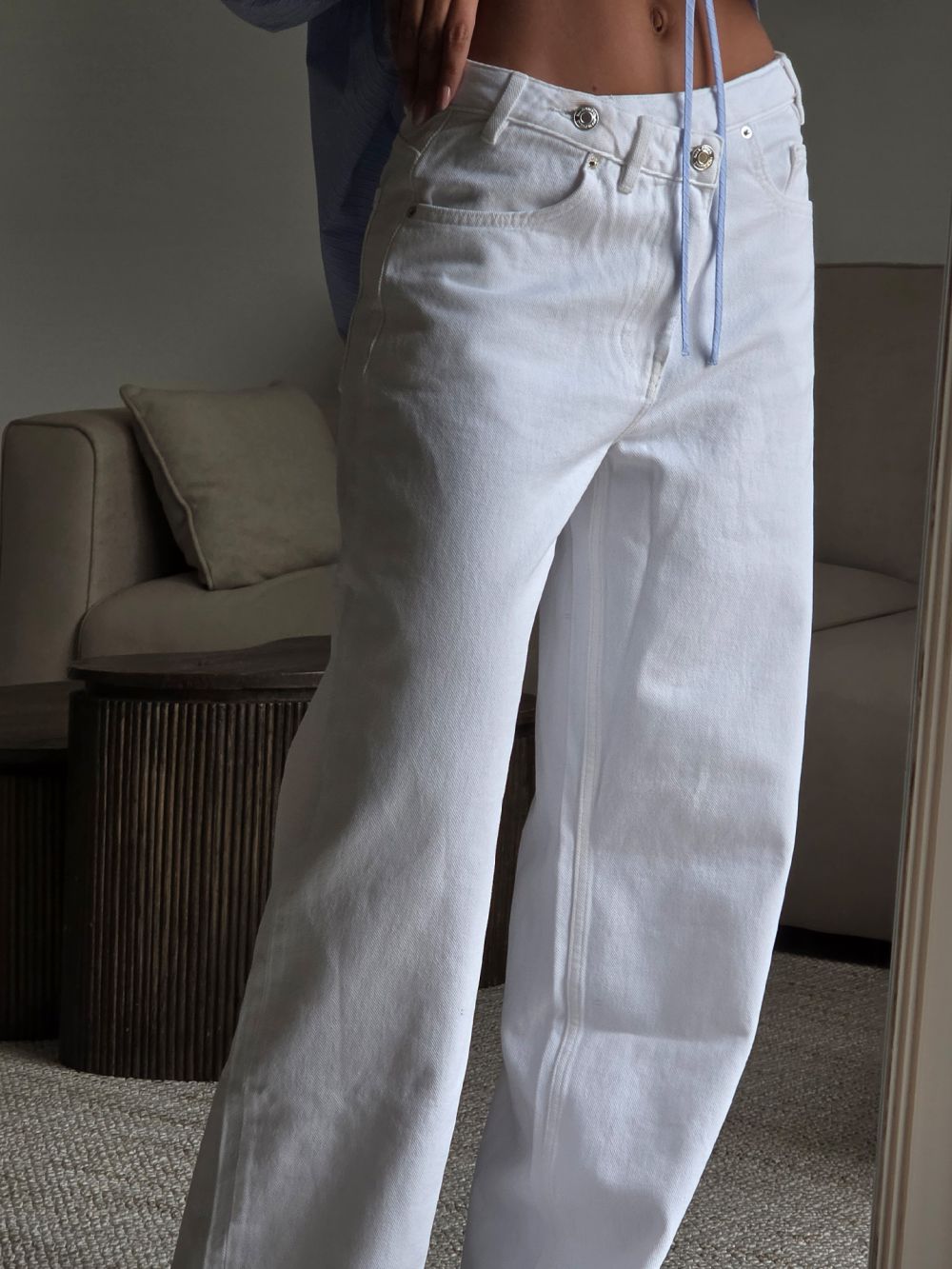 ג׳ינס עם WIDE-LEG עם סגירה אלכסונית