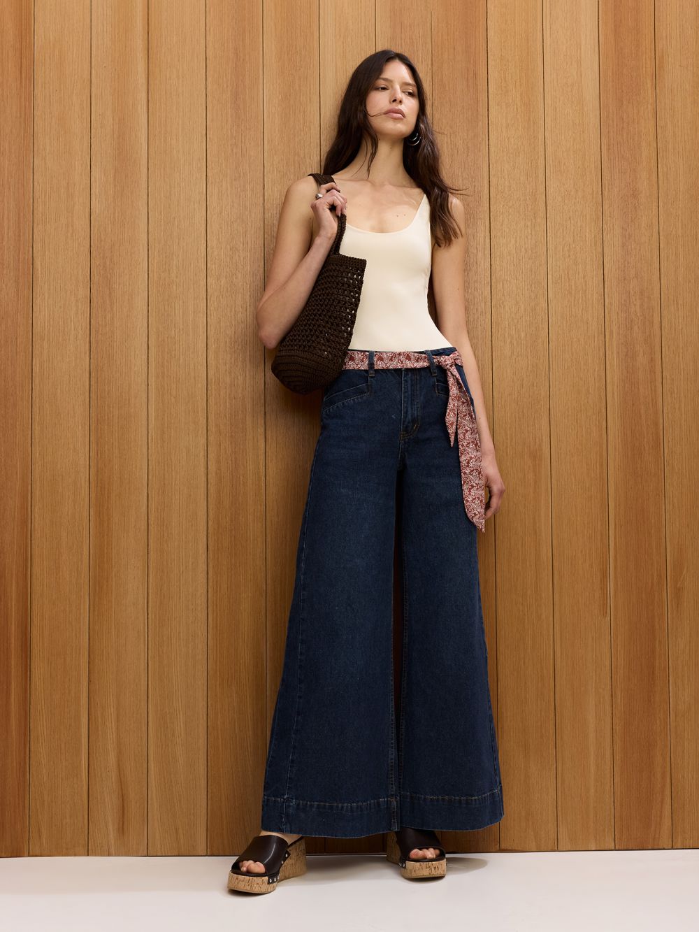 מכנסי ג׳ינס עם חגורת בנדנה