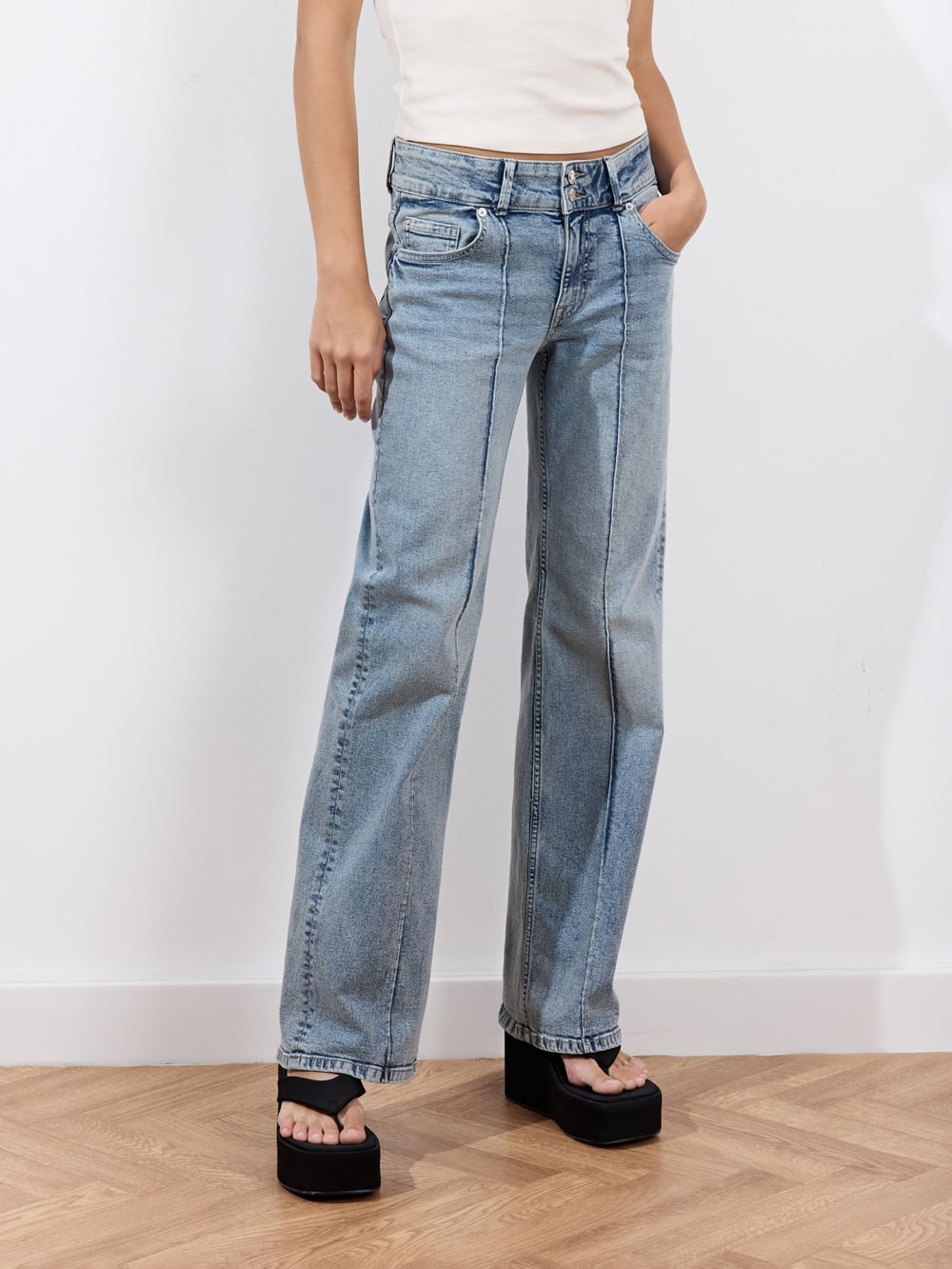 ג’ינס בגזרת BOOTCUT