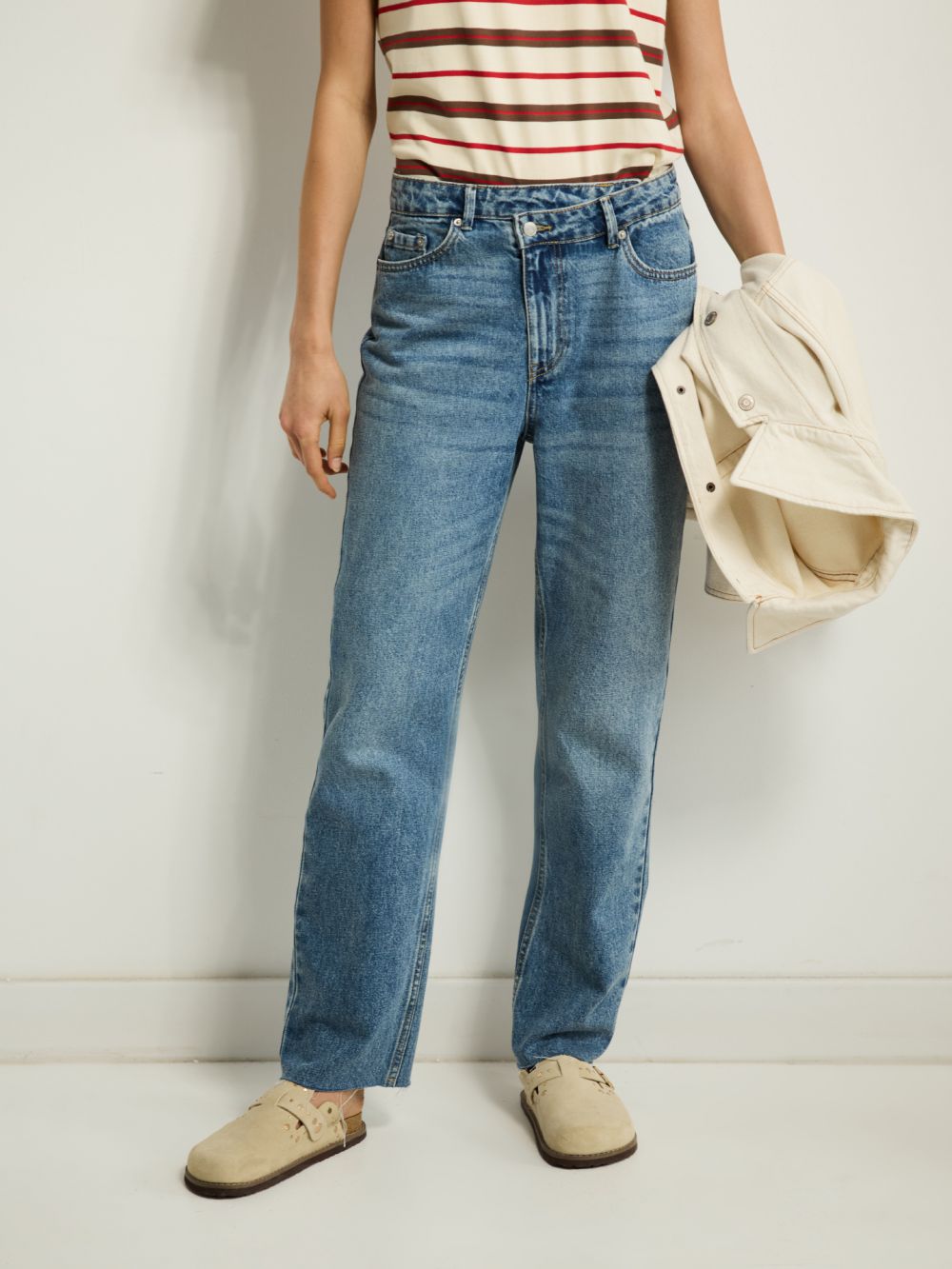 גינס בגזרת BOOTCUT בעיטור רקמה