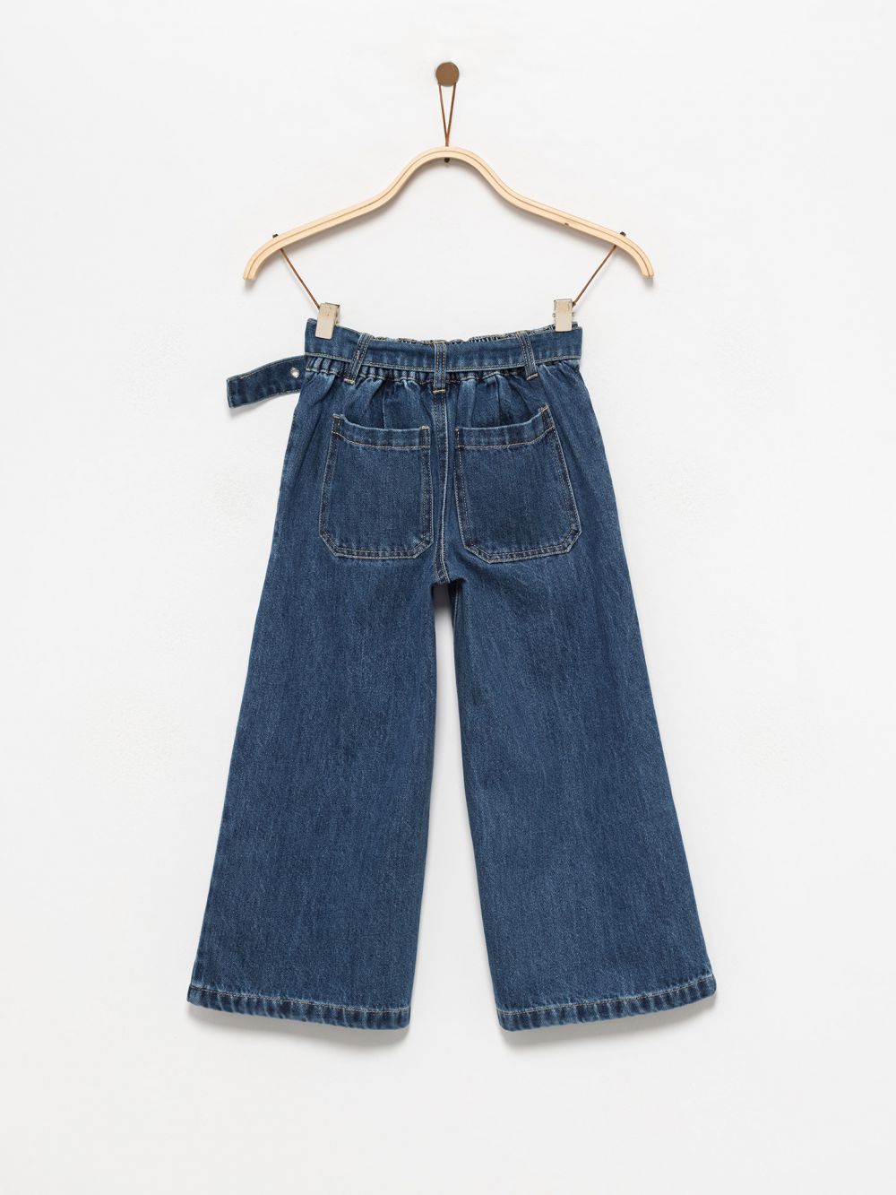 ג’ינס עם חגורה