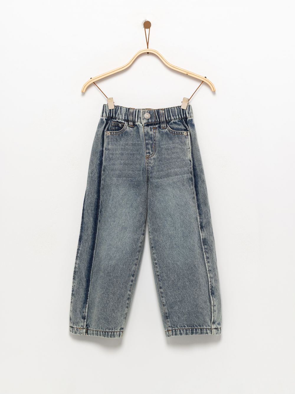 ג’ינס בגזרה רחבה