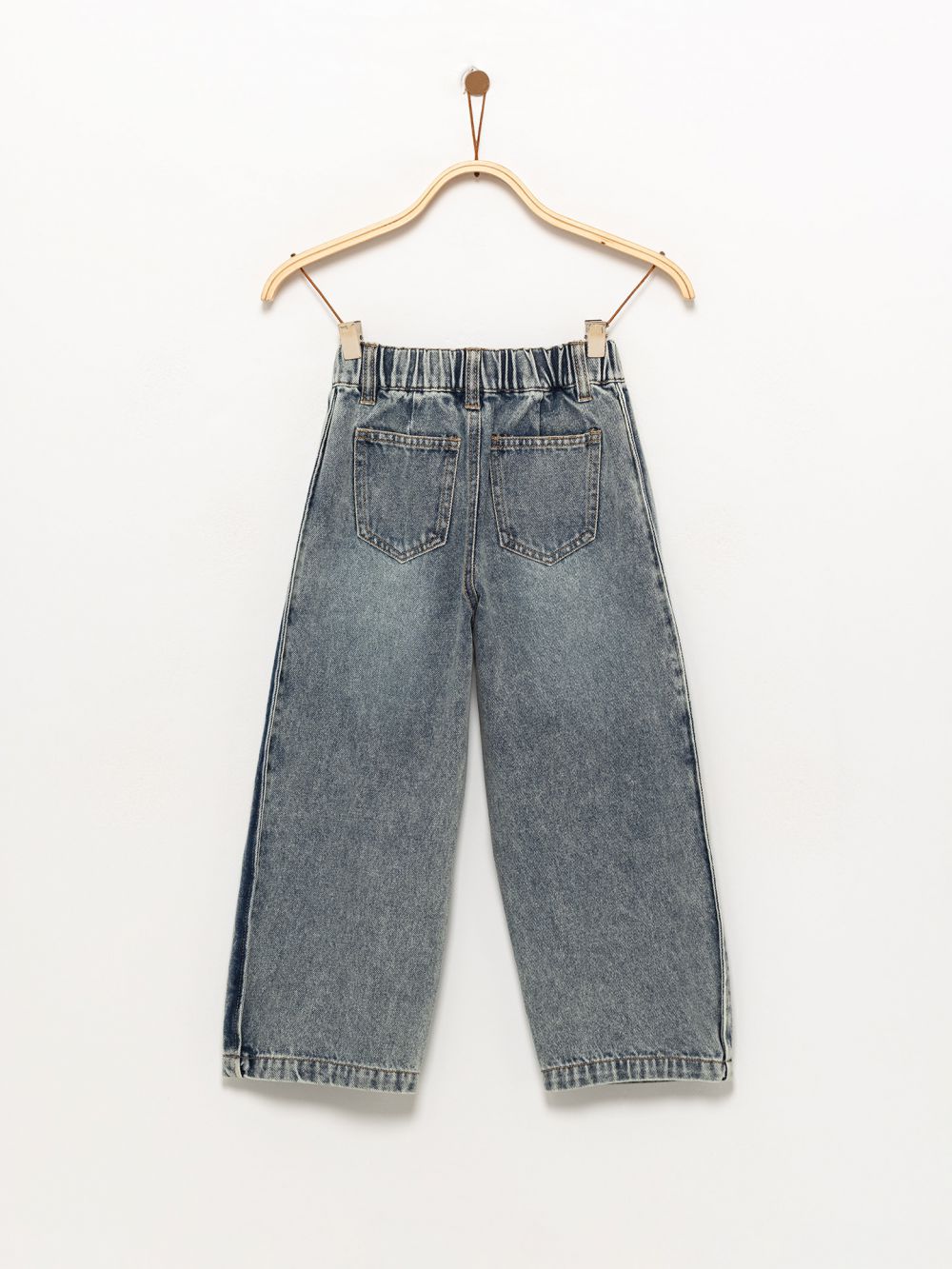 ג’ינס בגזרה רחבה