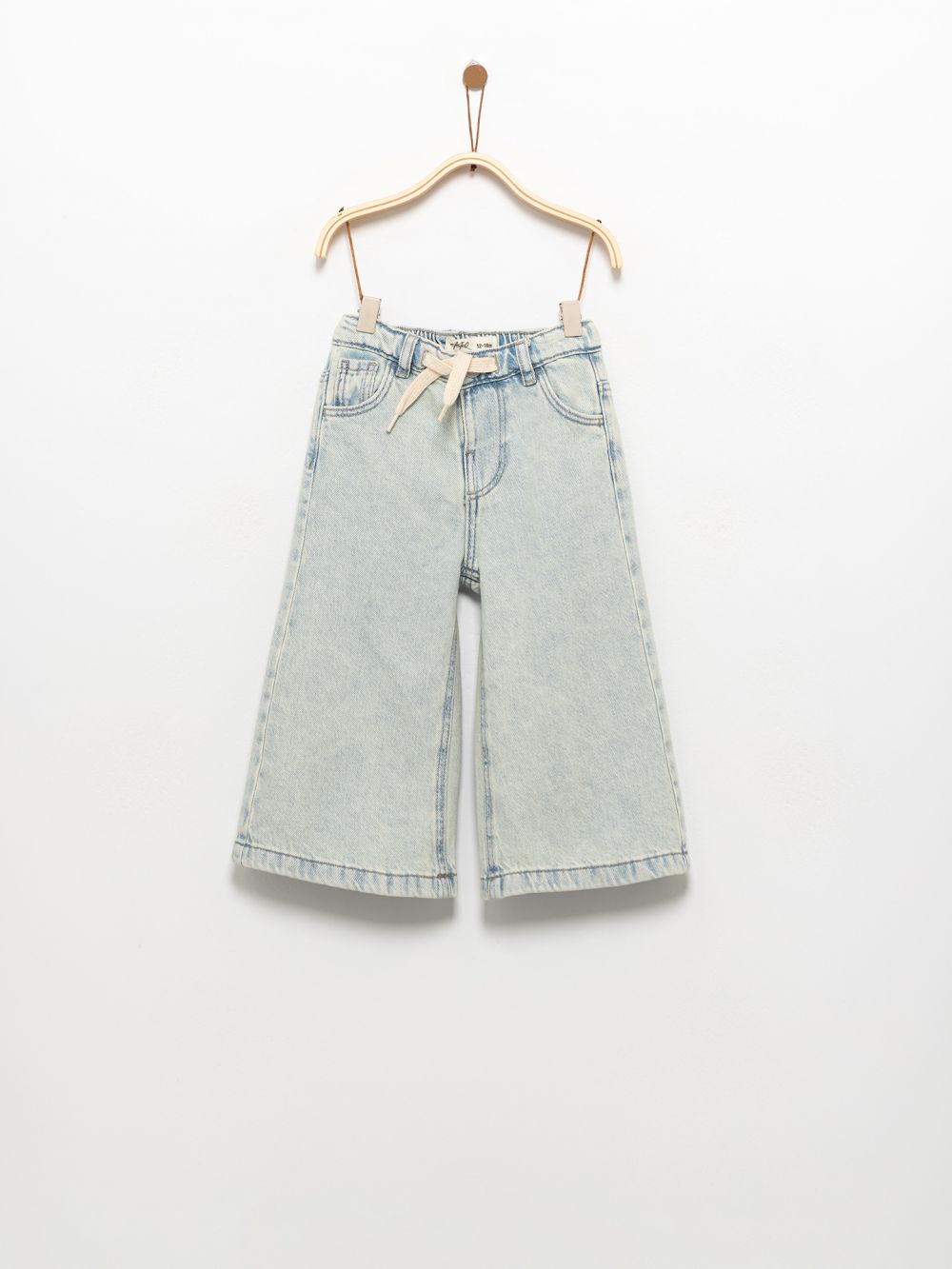 ג׳ינס עם שרוכים