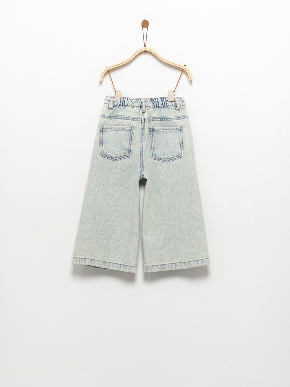 ג׳ינס עם שרוכים