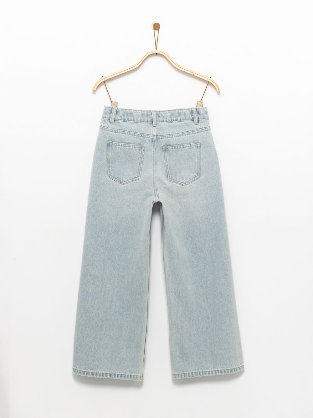 ג׳ינס עם רקמת פרח גדולה