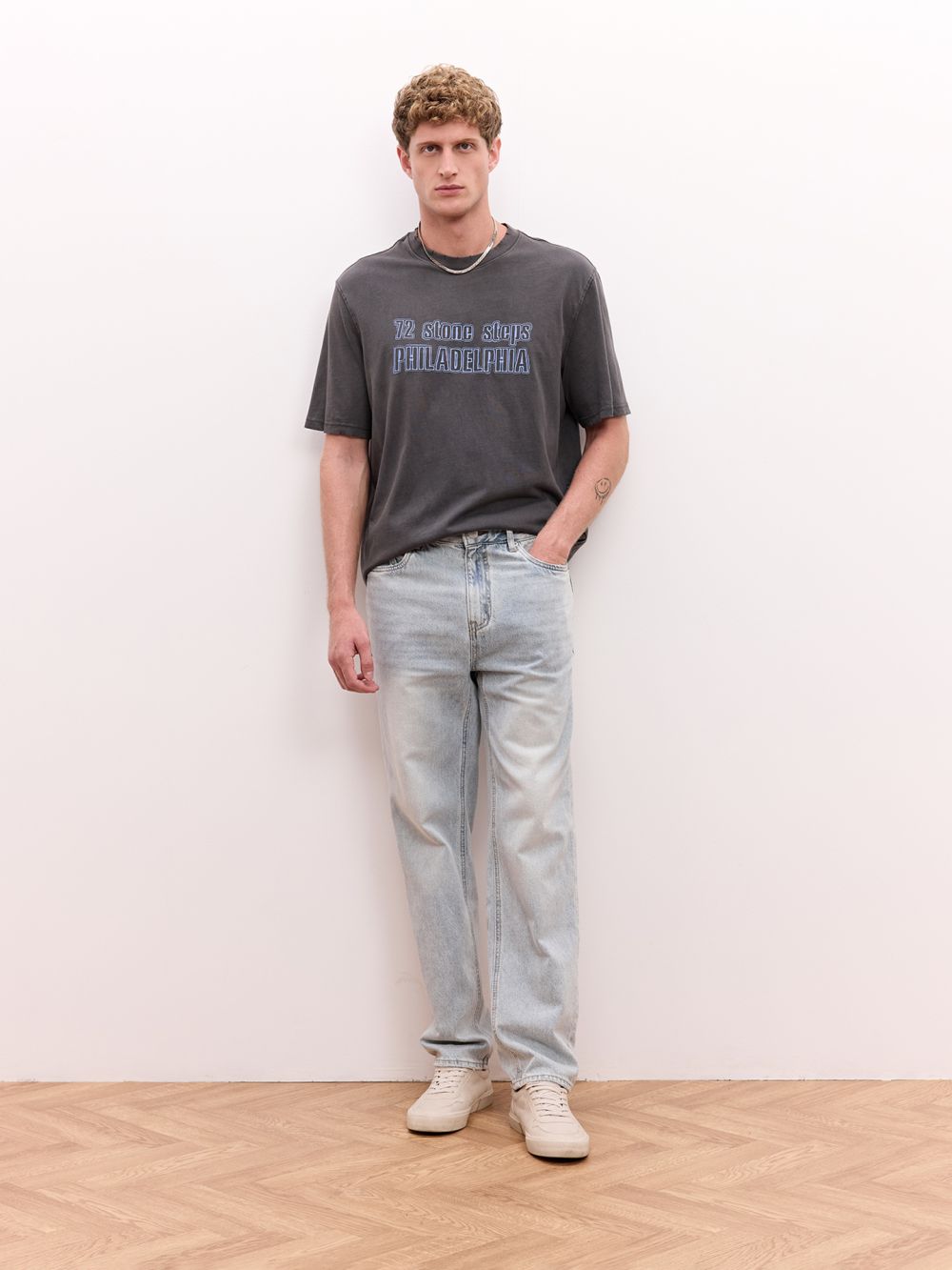 ג׳ינס בגזרת STRAIGHT בצבע בהיר