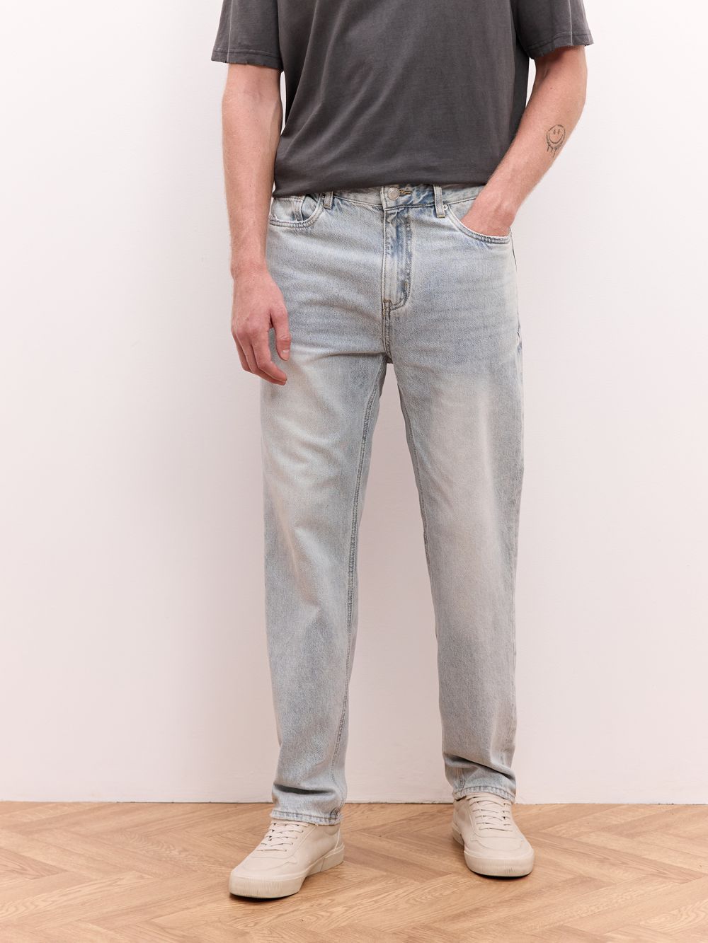 ג׳ינס בגזרת STRAIGHT בצבע בהיר