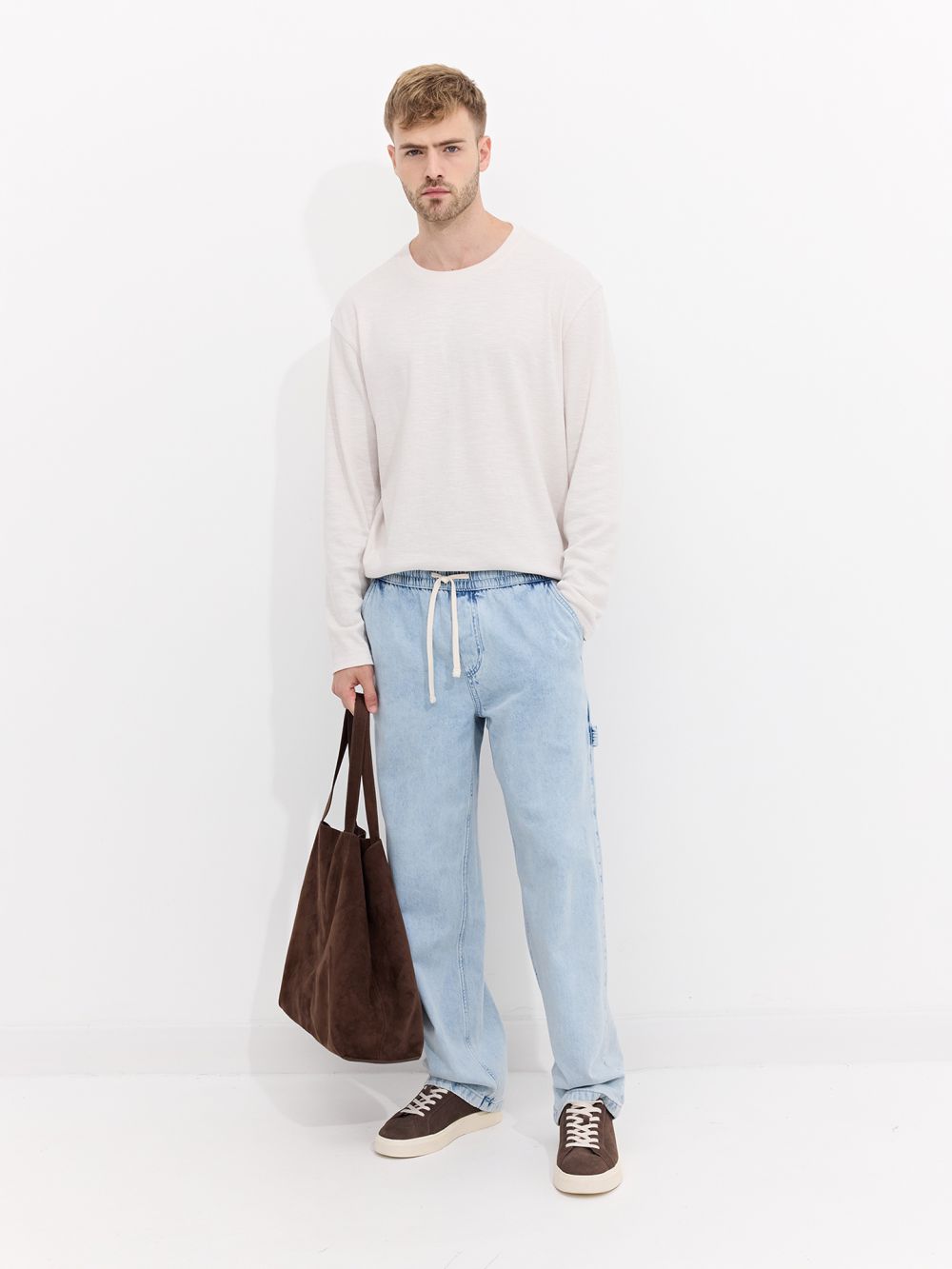 ג׳ינס carpenter בגזרת משוחררת עם מותן אלסטית