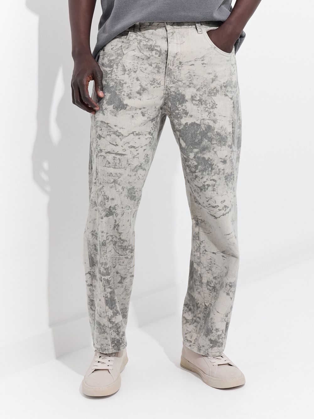 גינס מודפס עם חתכים בגזרה רחבה