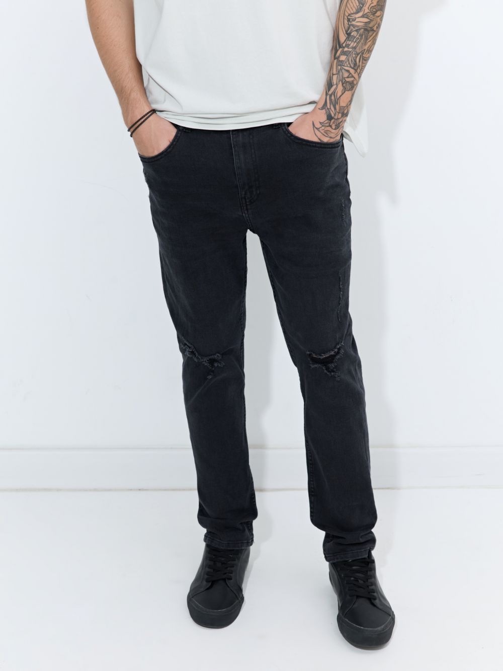 ג’ינס SKINNY עם קרעים