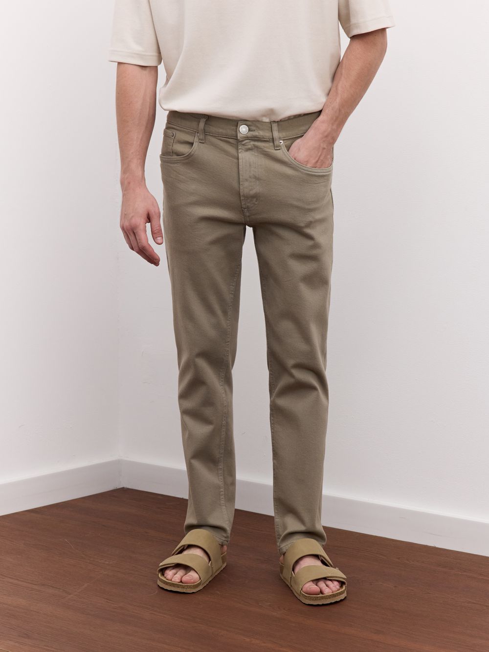 ג’ינס בגזרת SLIM