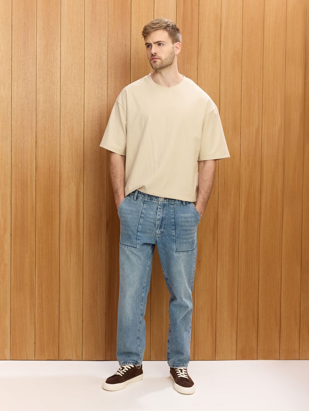 מכנסי ג׳ינס עם כיסי טלאים