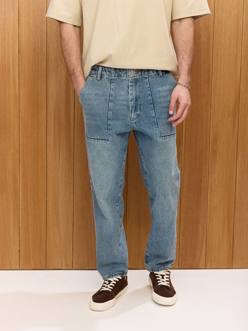 מכנסי ג׳ינס עם כיסי טלאים