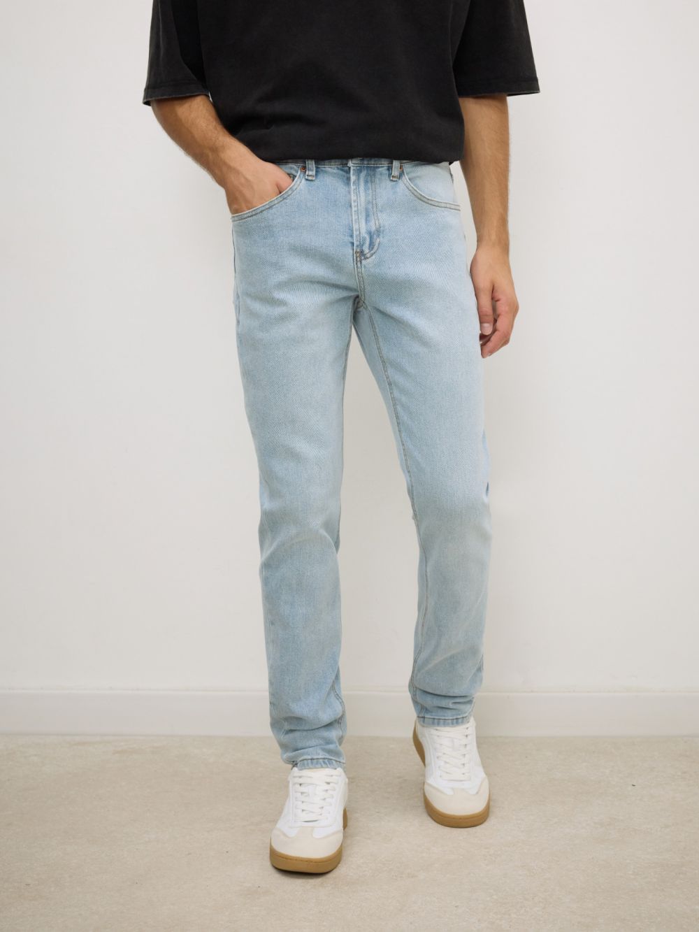 ג’ינס בגזרת SLIM