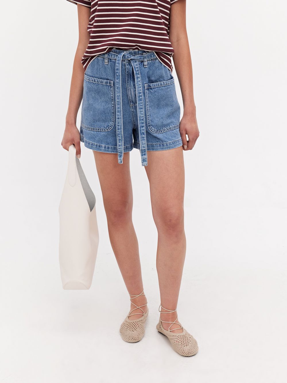 ג’ינס HIGH RISE קצר עם חגורה