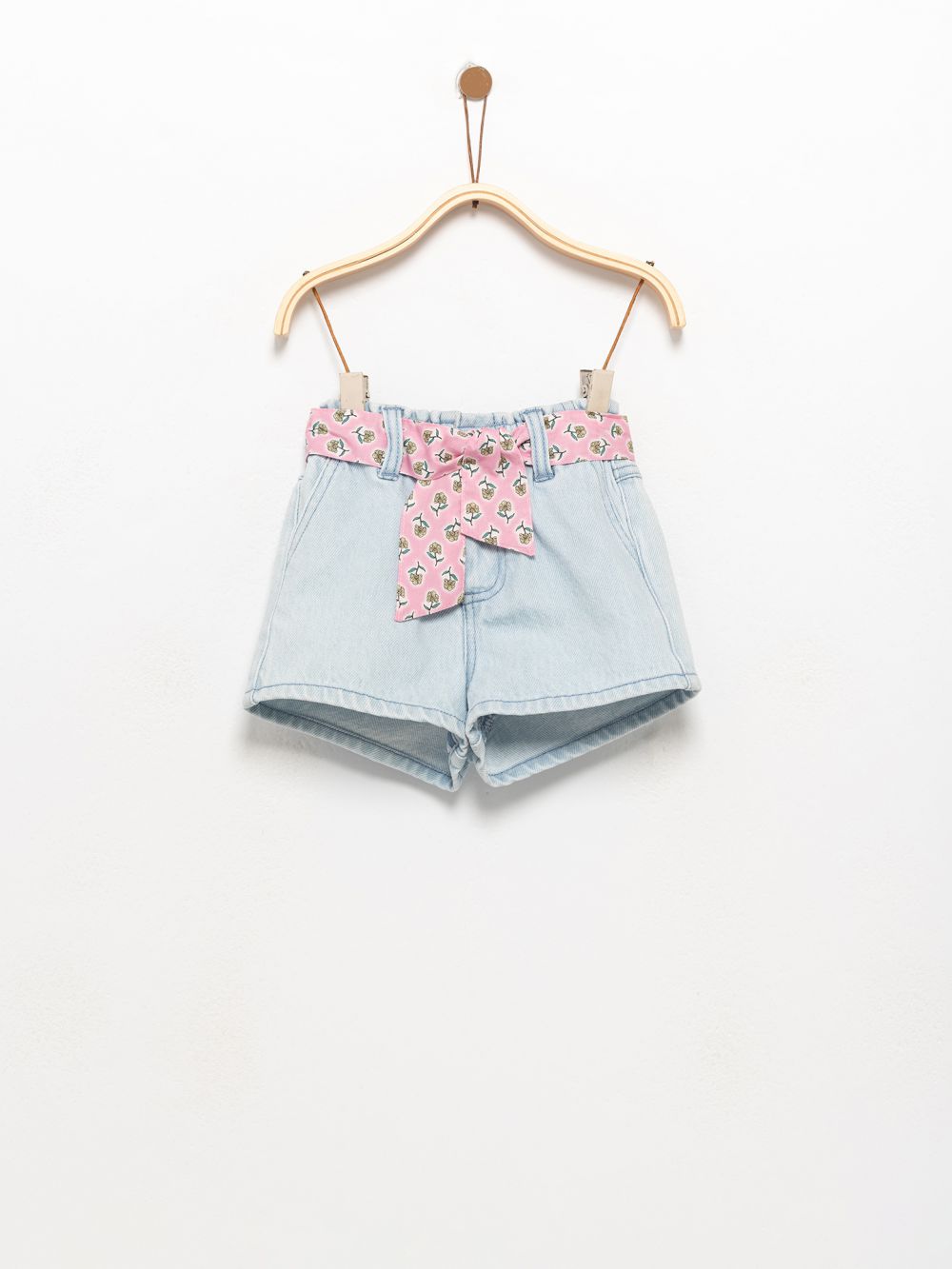 ג׳ינס עם חגורה מודפסת