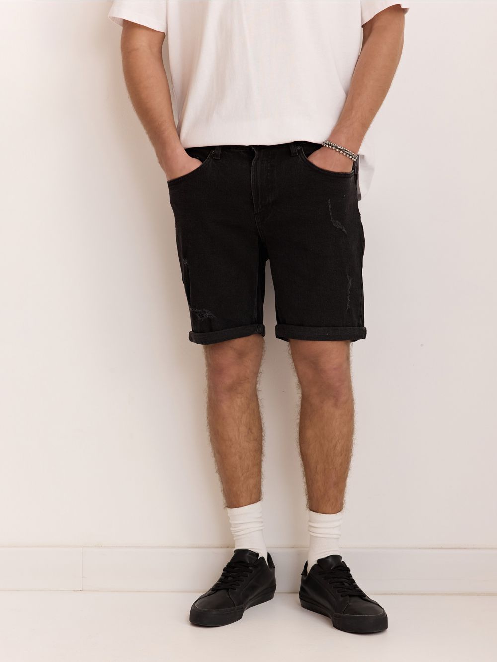 ג׳ינס קצר עם קיפול במכפלת