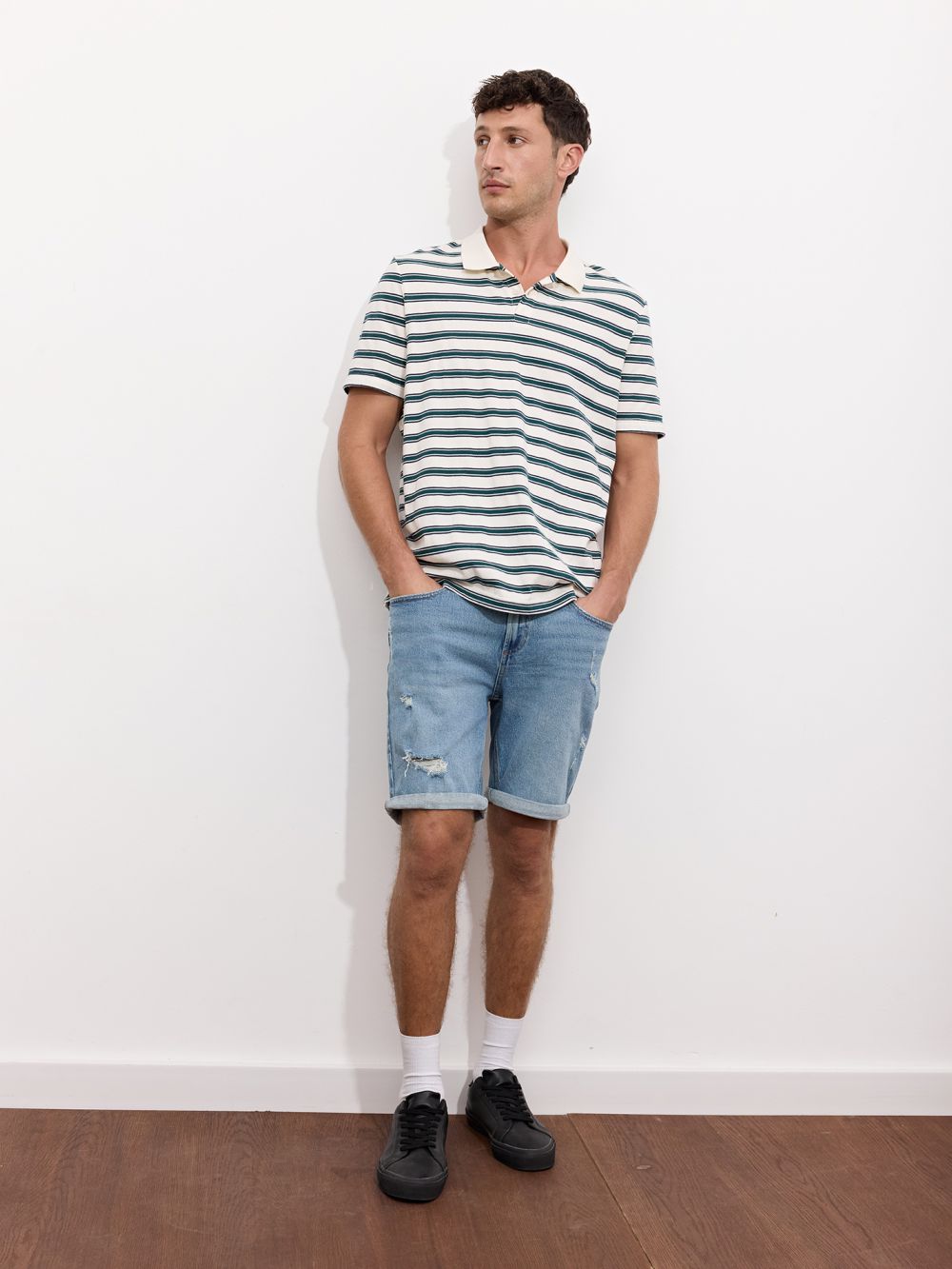 ג׳ינס קצר עם קיפול במכפלת