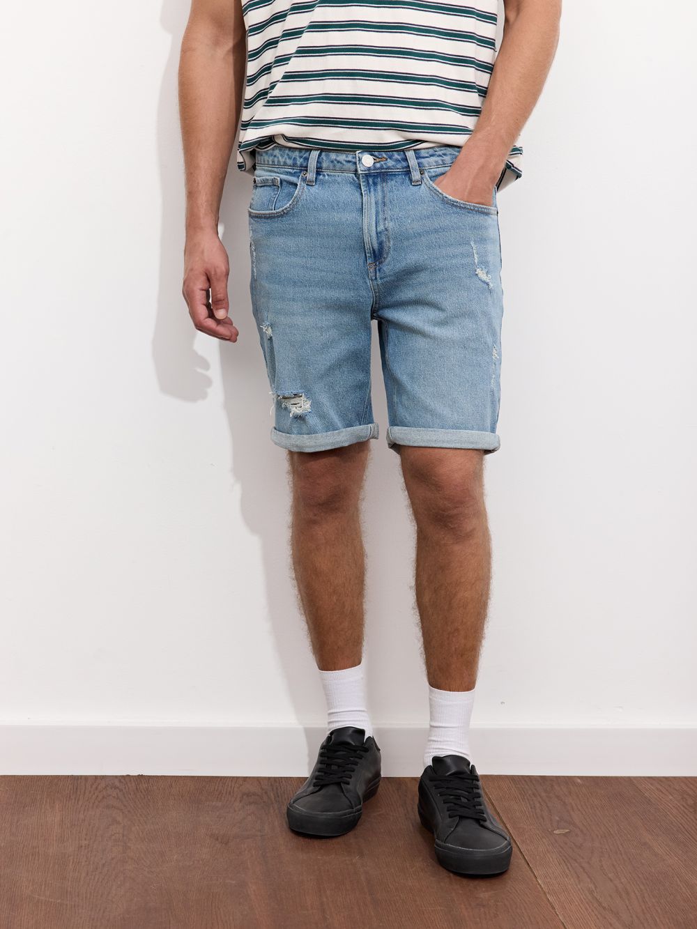 ג׳ינס קצר עם קיפול במכפלת