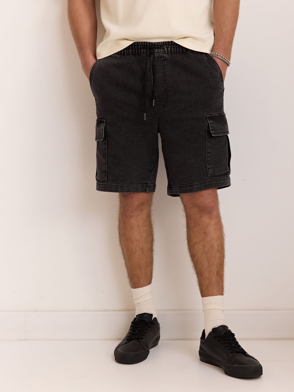 מכנסיי דגמח קצרים