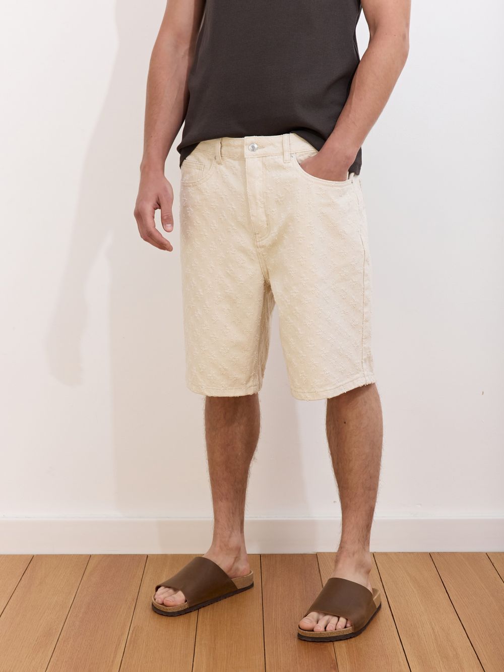 ג׳ינס ברמודה עם טקסטורה