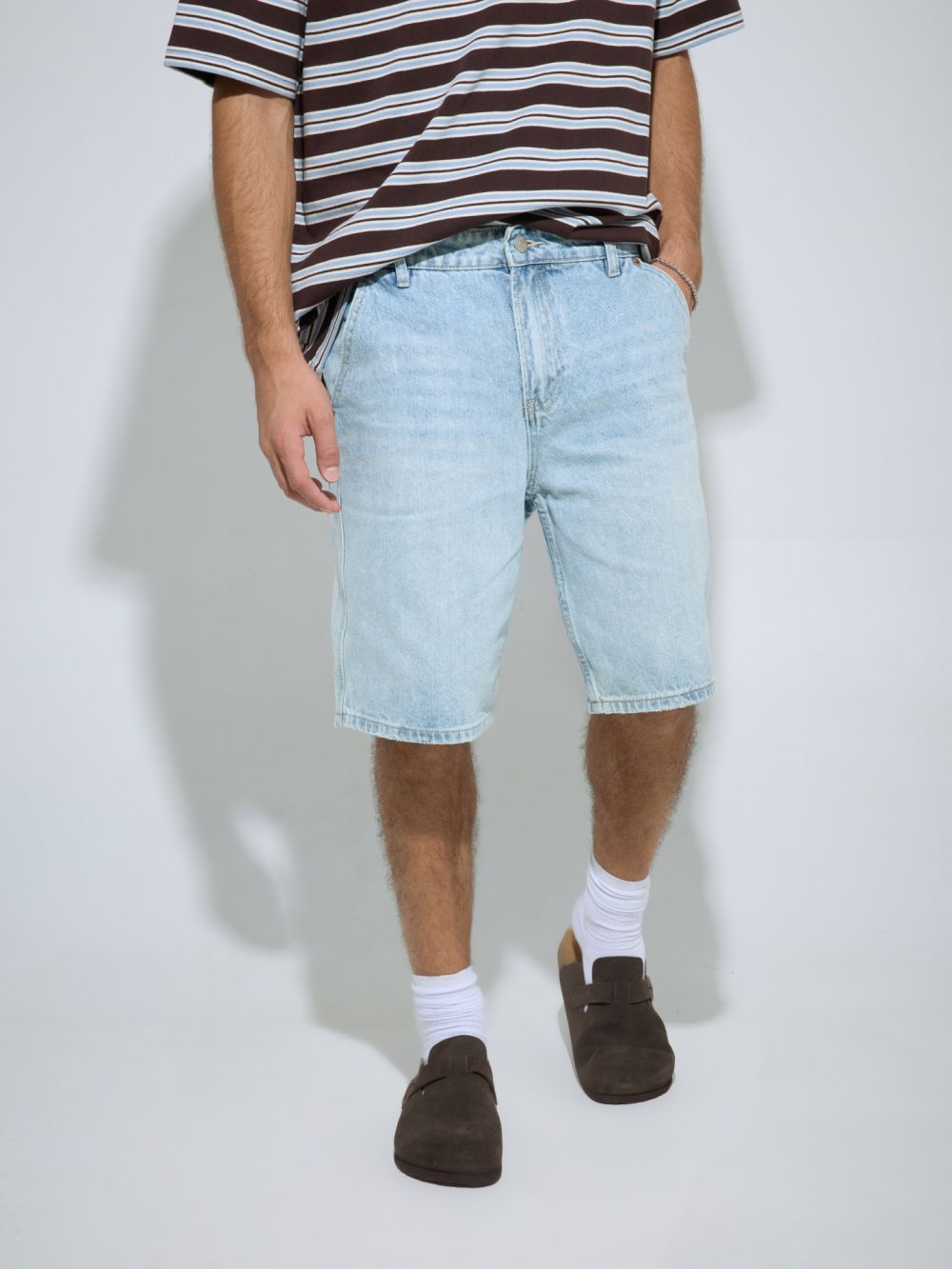 מכנסי ג׳ינס קצרים בהירים
