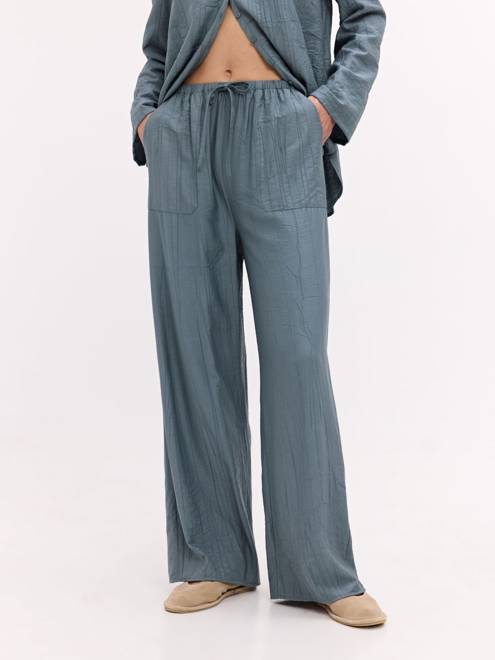 מכנסיים נשפכים מבד מקומט