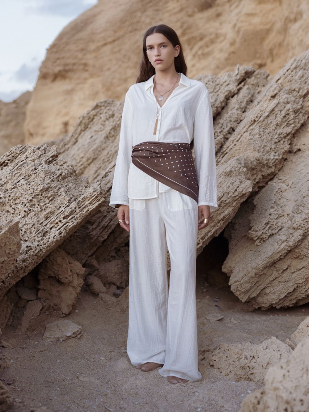 מכנסיים נשפכים מבד מקומט