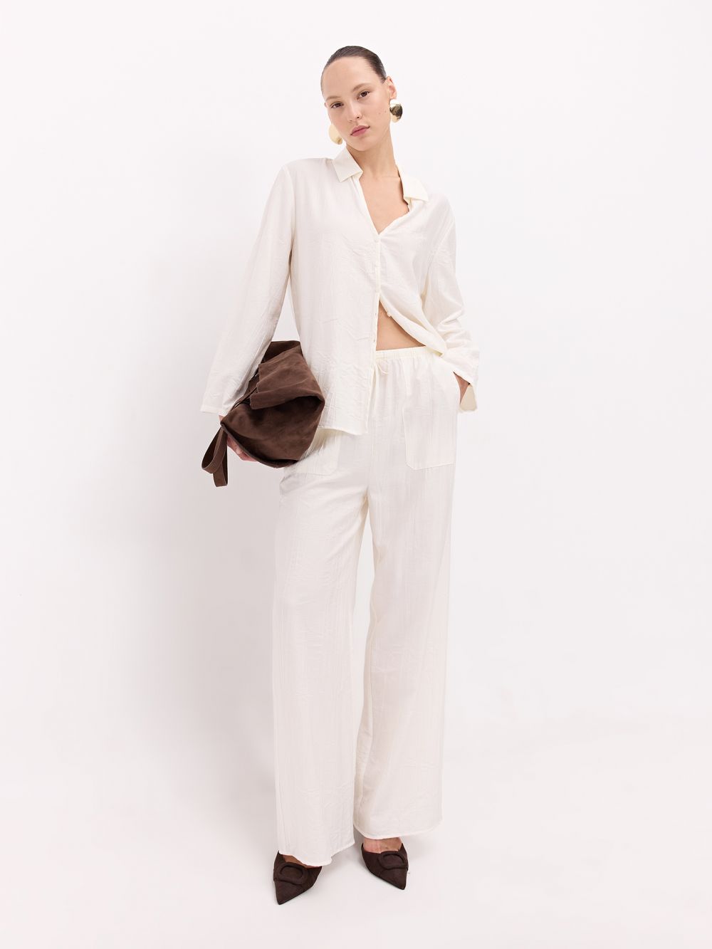 מכנסיים נשפכים מבד מקומט