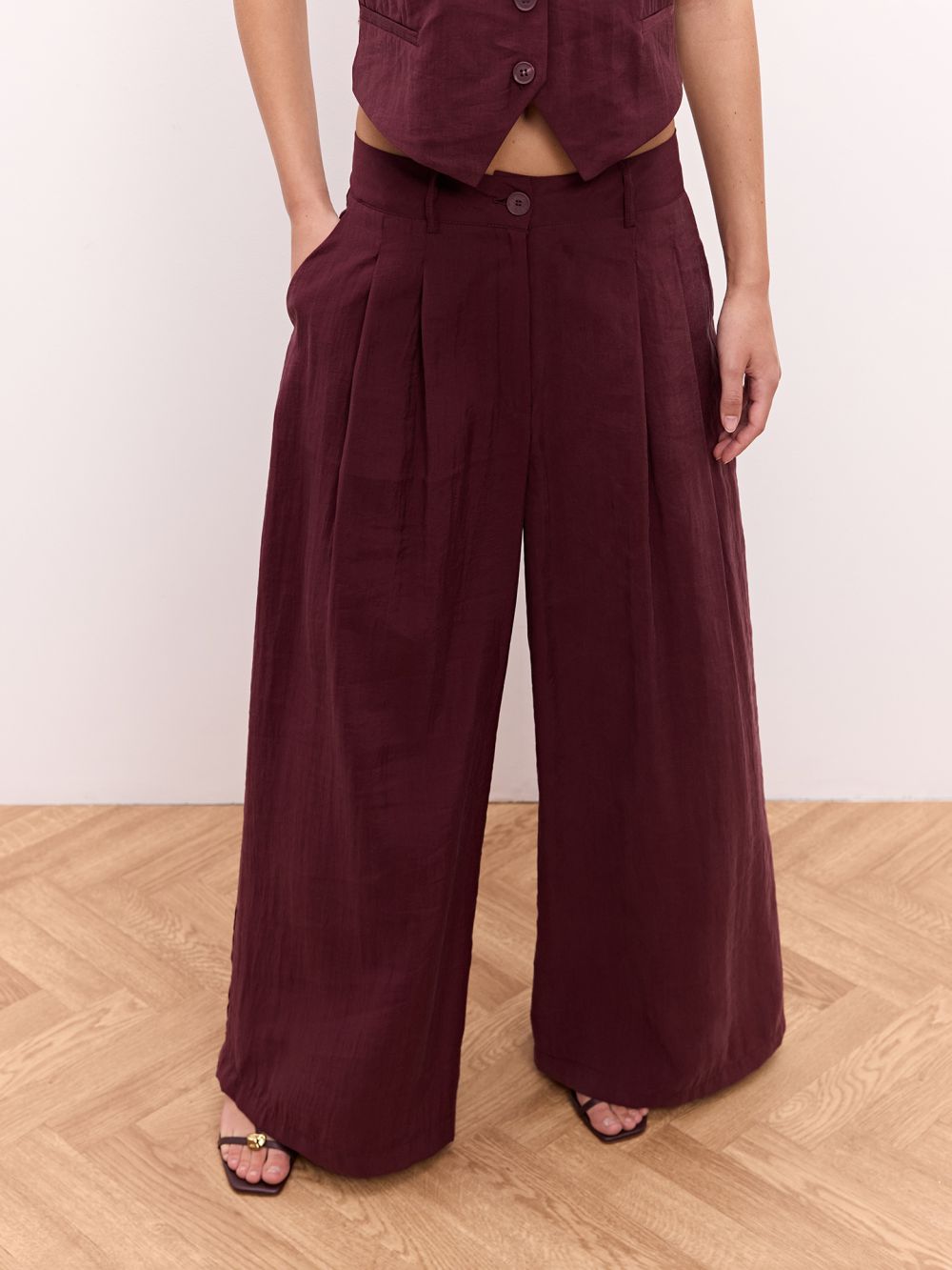 מכנסיים רחבים עם קפלים