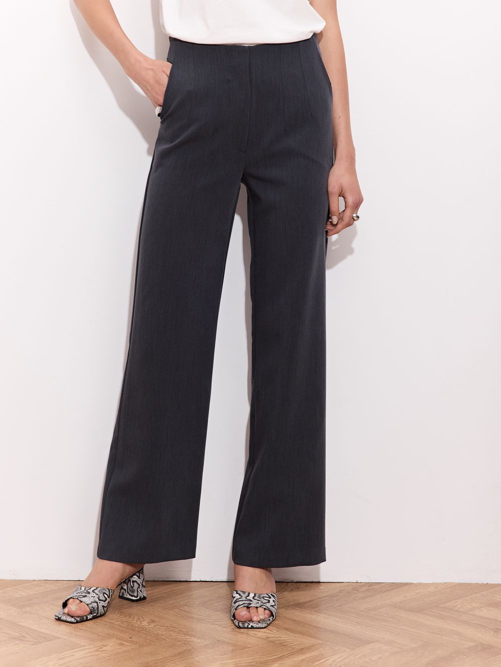 מכנסיים עם דיטייל מתפרים רגל מתרחבת