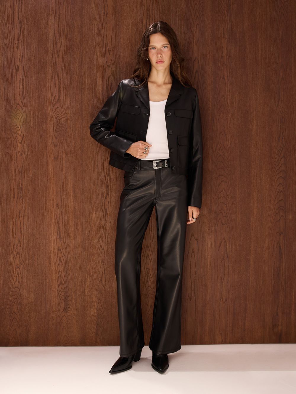 מכנסיים בגזרת BOOTCUT דמוי עור