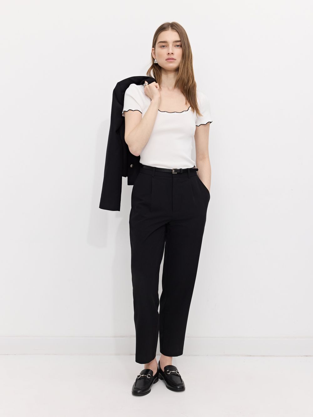 מכנסיים מחוייטים עם חגורה